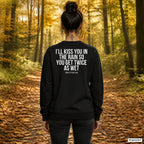 I’ll kiss you in the rain so you get twice as wet – schwarzer Pullover mit weißem Backprint, Damen beim Herbstspaziergang