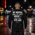 My mental health isn’t great – but my tits are – schwarzer Pullover mit weißem Backprint, Herren in der Stadt bei Nacht