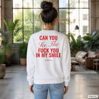 Can you see the fuck you in my smile? – weißer Pullover mit rotem Backprint, Damen im Loft