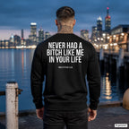Never had a bitch like me in your life – schwarzer Pullover mit weißem Backprint, Herren am Hafen