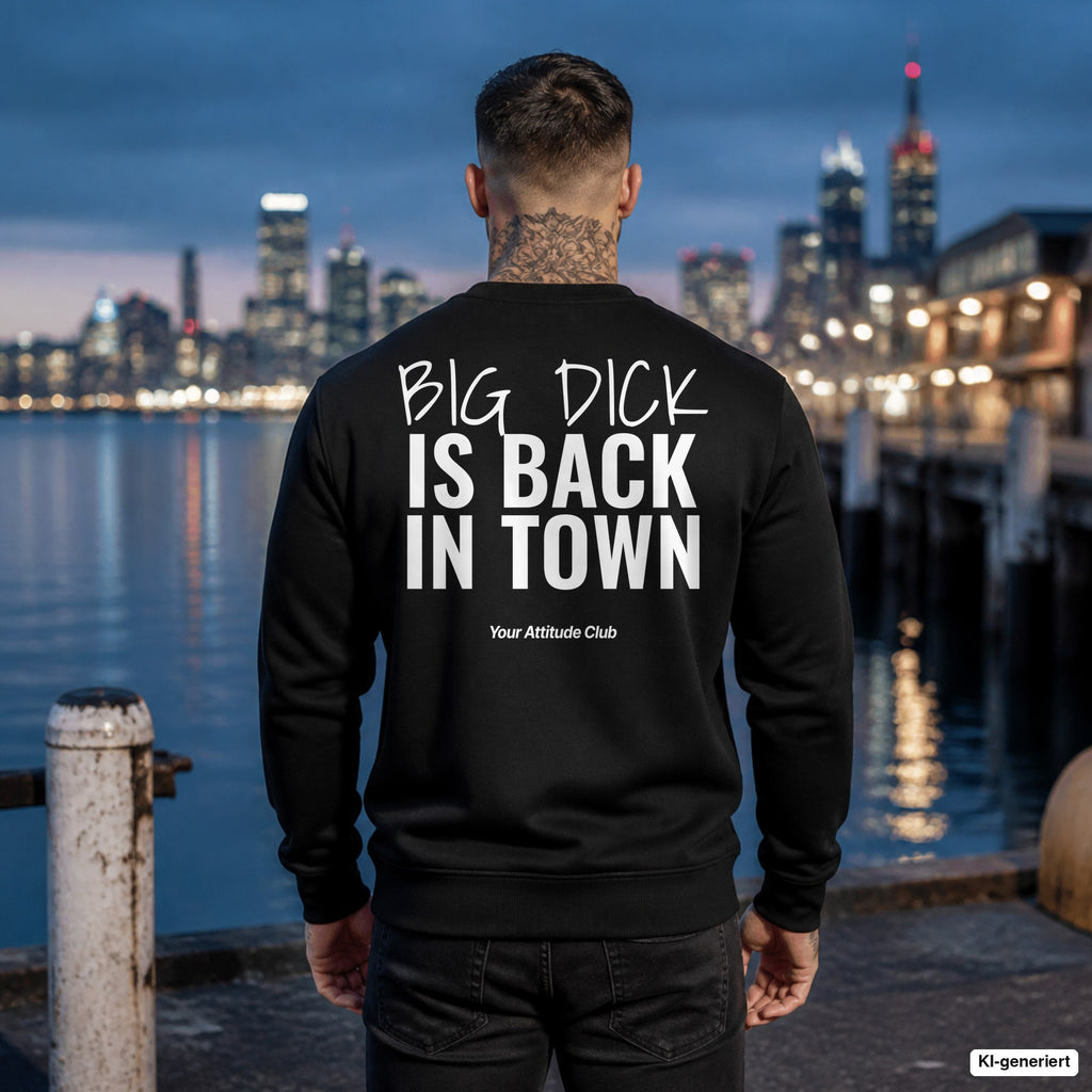 Big dick is back in town – schwarzer Pullover mit weißem Backprint, Herren am Hafen