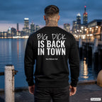 Big dick is back in town – schwarzer Pullover mit weißem Backprint, Herren am Hafen