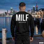 MILF – schwarzer Pullover mit weißem Backprint, Herren am Hafen