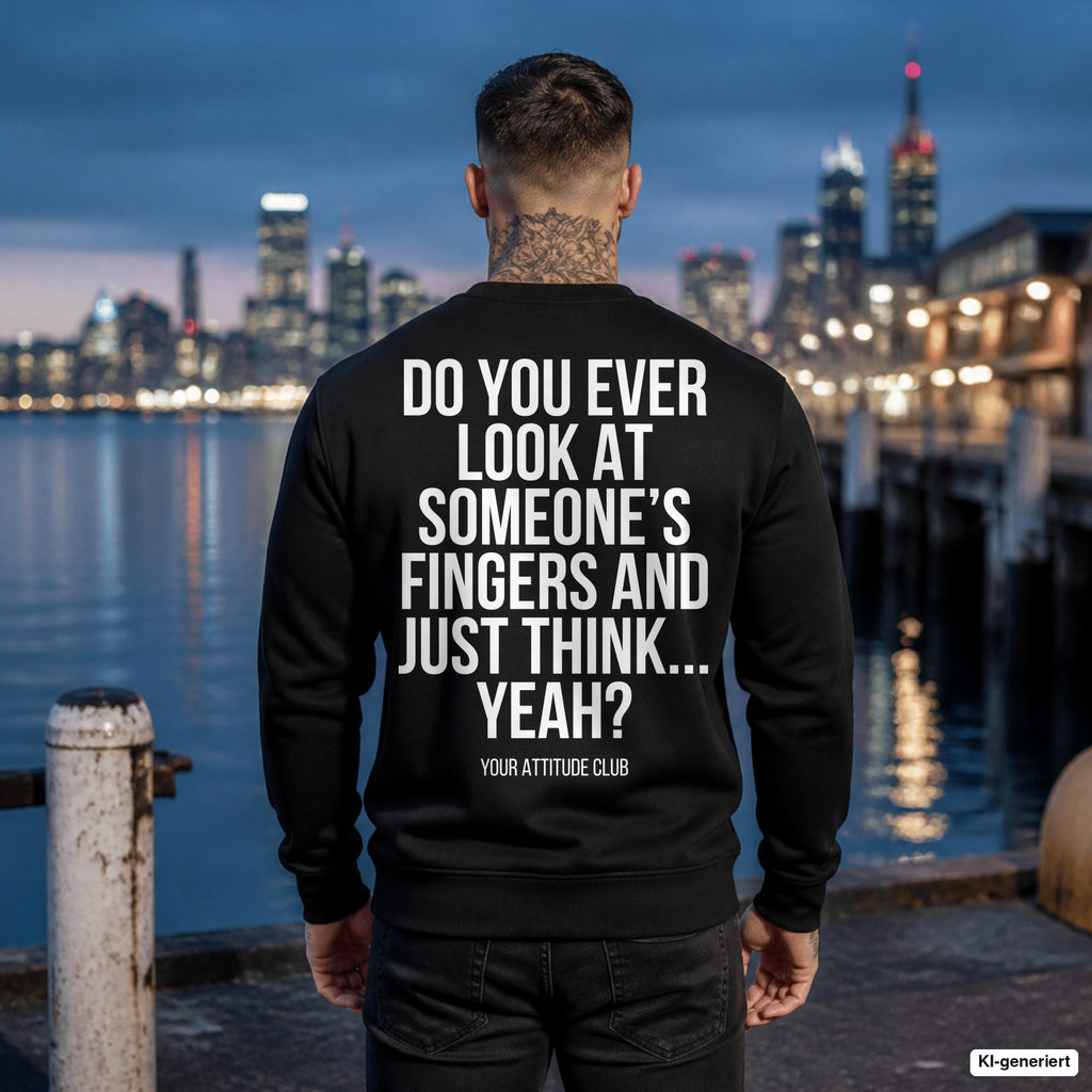 Do you ever look at someone’s fingers and just think... yeah – schwarzer Pullover mit weißem Backprint, Herren am Hafen