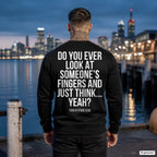 Do you ever look at someone’s fingers and just think... yeah – schwarzer Pullover mit weißem Backprint, Herren am Hafen
