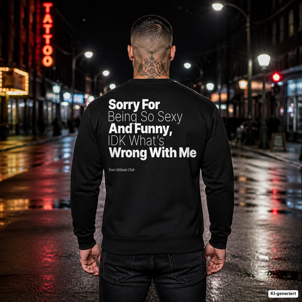 Sorry for being so sexy and funny, IDK what’s wrong with me – schwarzer Pullover mit weißem Backprint, Herren in der Stadt bei Nacht