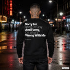 Sorry for being so sexy and funny, IDK what’s wrong with me – schwarzer Pullover mit weißem Backprint, Herren in der Stadt bei Nacht