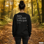 Sorry, I only date funny guys – schwarzer Pullover mit weißem Backprint, Damen beim Herbstspaziergang