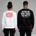 Hating me won’t make you pretty – Pullover mit Backprint, Frau in Weiß mit rotem und Mann in Schwarz mit weißem Aufdruck