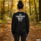 Ich funktioniere nur aus Trotz – schwarzer Pullover mit weißem Backprint, Damen beim Herbstspaziergang