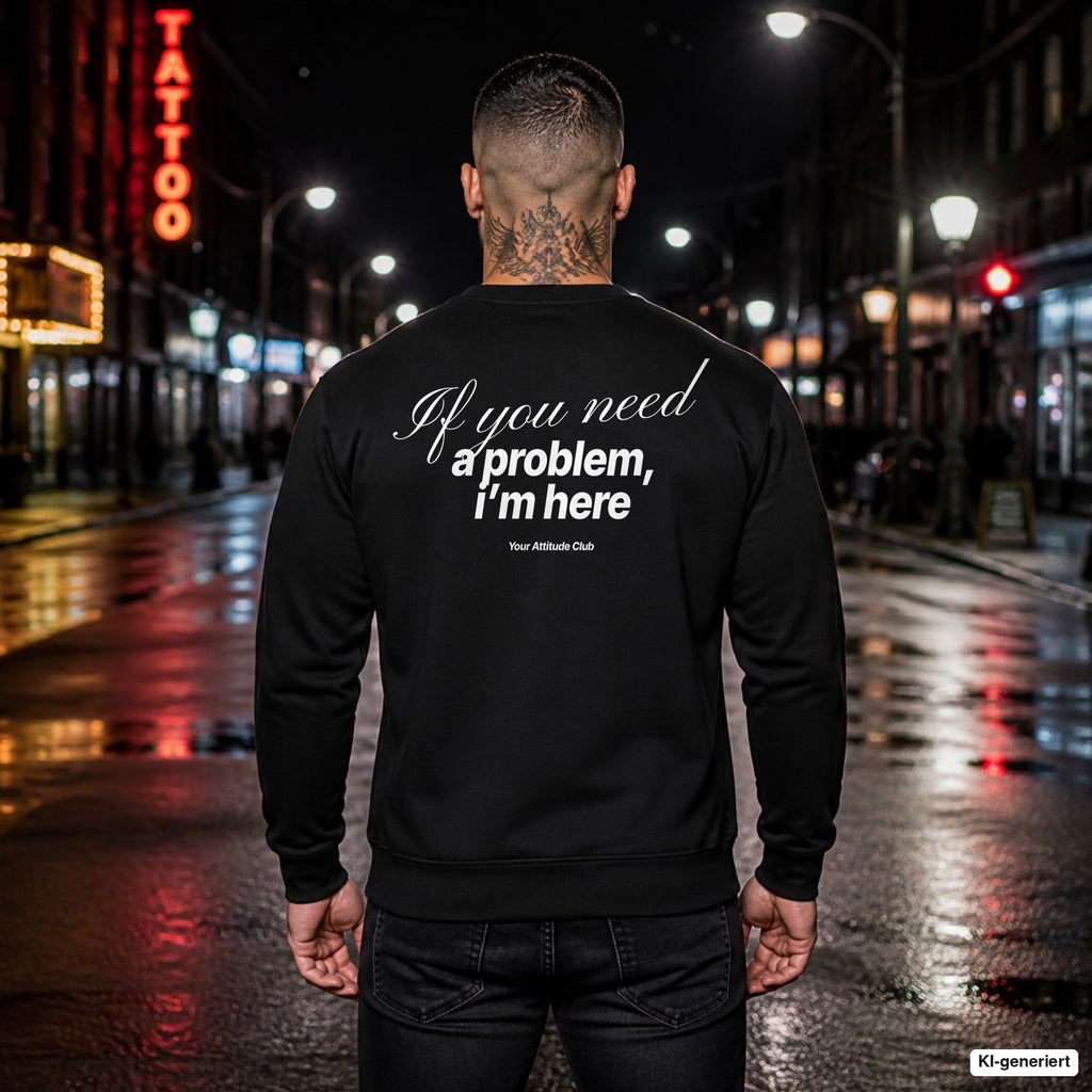 If you need a problem, I’m here – schwarzer Pullover mit weißem Backprint, Herren in der Stadt bei Nacht