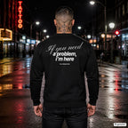 If you need a problem, I’m here – schwarzer Pullover mit weißem Backprint, Herren in der Stadt bei Nacht