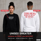 Nudes are so boring, send me money – Pullover wahlweise mit Front- oder Backprint, Paar vor Betonwand