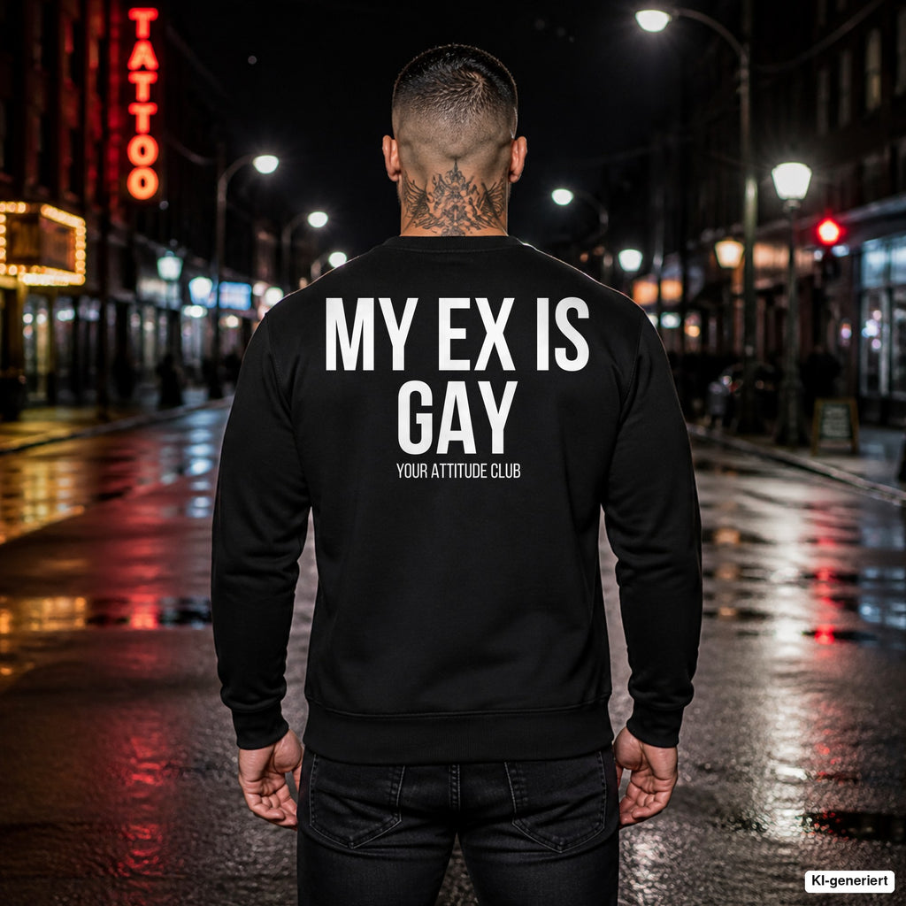My ex is gay – schwarzer Pullover mit weißem Backprint, Herren in der Stadt bei Nacht