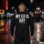 My ex is gay – schwarzer Pullover mit weißem Backprint, Herren in der Stadt bei Nacht