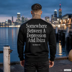 Somewhere between a depression and Ibiza – schwarzer Pullover mit weißem Backprint, Herren am Hafen