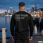 Ugly people hate me – schwarzer Pullover mit weißem Backprint, Herren am Hafen