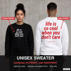 Life is so cool when you don’t care – Pullover wahlweise mit Front- oder Backprint, Paar vor Betonwand