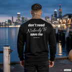 Don’t need nobody to save me – schwarzer Pullover mit weißem Backprint, Herren am Hafen