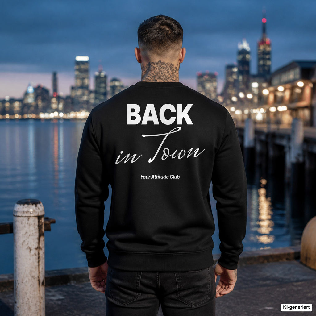 Back in town – schwarzer Pullover mit weißem Backprint, Herren am Hafen