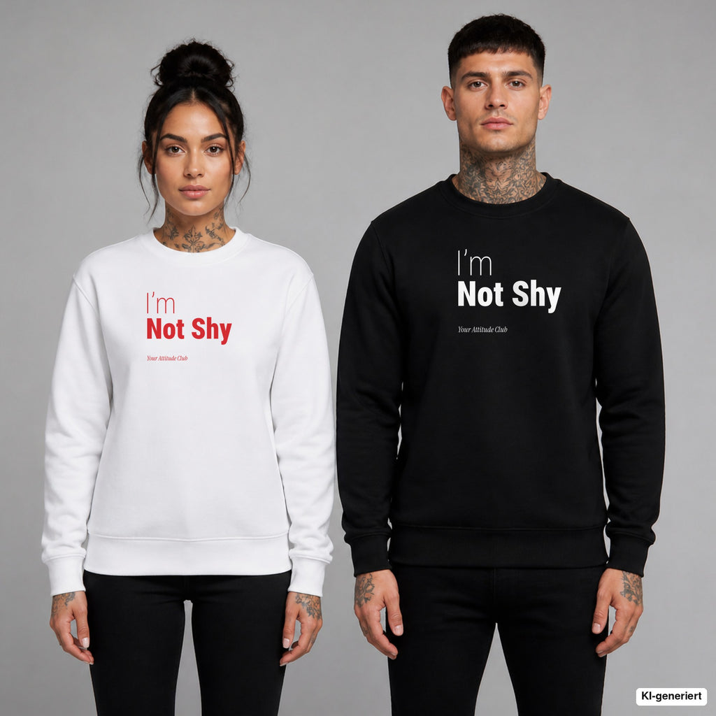 I’m not shy – Pullover mit Frontprint, Frau in Weiß mit rotem und Mann in Schwarz mit weißem Aufdruck