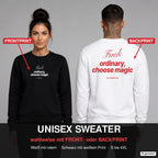 Fuck ordinary, choose magic – Pullover wahlweise mit Frontprint oder Backprint – Frau vorne in Schwarz, Mann hinten in Weiß