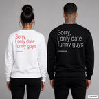 Sorry, I only date funny guys – Pullover mit Backprint, Frau in Weiß mit rotem und Mann in Schwarz mit weißem Aufdruck
