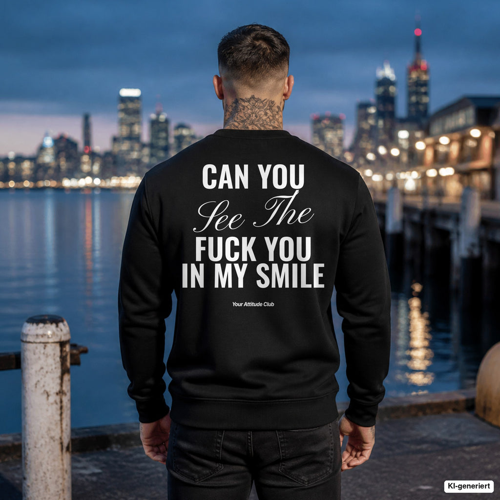 Can you see the fuck you in my smile? – schwarzer Pullover mit weißem Backprint, Herren am Hafen