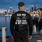 Can you see the fuck you in my smile? – schwarzer Pullover mit weißem Backprint, Herren am Hafen