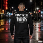 Crazy in the head crazy in the bed – schwarzer Pullover mit weißem Backprint, Herren in der Stadt bei Nacht