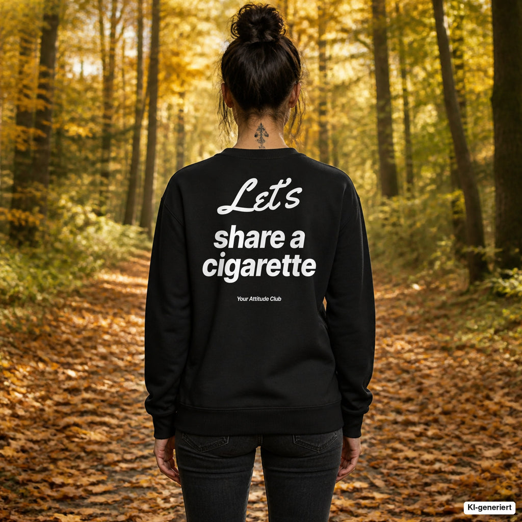 Let’s share a cigarette – schwarzer Pullover mit weißem Backprint, Damen beim Herbstspaziergang