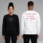 I’m not cold. I’m just not yours – Pullover unisex mit Frontprint (Frau, Schwarz) und Backprint (Mann, Weiß)
