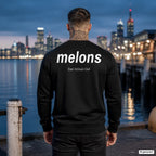 Melons – schwarzer Pullover mit weißem Backprint, Herren am Hafen