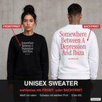 Somewhere between a depression and Ibiza – Pullover wahlweise mit Front- oder Backprint, Paar vor Betonwand