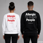 Allergic to stupid people – Pullover mit Backprint, Frau in Weiß mit rotem und Mann in Schwarz mit weißem Aufdruck