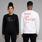 Better late than ugly – Pullover unisex mit Frontprint (Frau, Schwarz) und Backprint (Mann, Weiß)