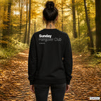 Sunday hangover club – schwarzer Pullover mit weißem Backprint, Damen beim Herbstspaziergang