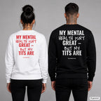 My mental health isn’t great – but my tits are – Pullover mit Backprint, Frau in Weiß mit rotem und Mann in Schwarz mit weißem Aufdruck