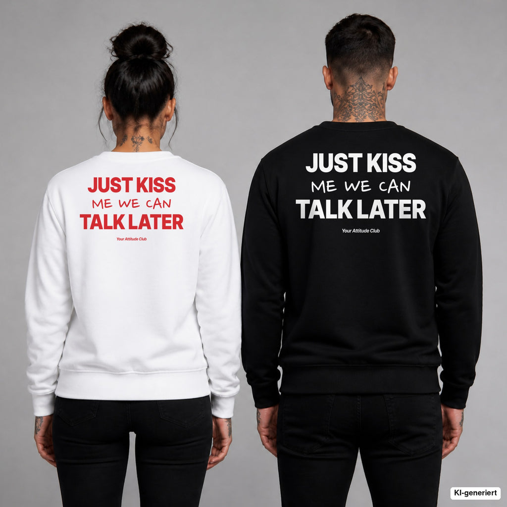 Just kiss me, we can talk later – Pullover mit Backprint, Frau in Weiß mit rotem und Mann in Schwarz mit weißem Aufdruck