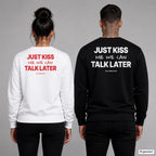 Just kiss me, we can talk later – Pullover mit Backprint, Frau in Weiß mit rotem und Mann in Schwarz mit weißem Aufdruck