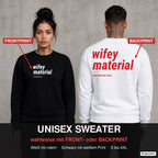 Wifey material – Pullover wahlweise mit Front- oder Backprint, Paar vor Betonwand