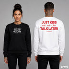 Just kiss me, we can talk later – Pullover unisex mit Frontprint (Frau, Schwarz) und Backprint (Mann, Weiß)