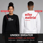 Wifey material – Pullover wahlweise mit Frontprint oder Backprint – Frau vorne in Schwarz, Mann hinten in Weiß