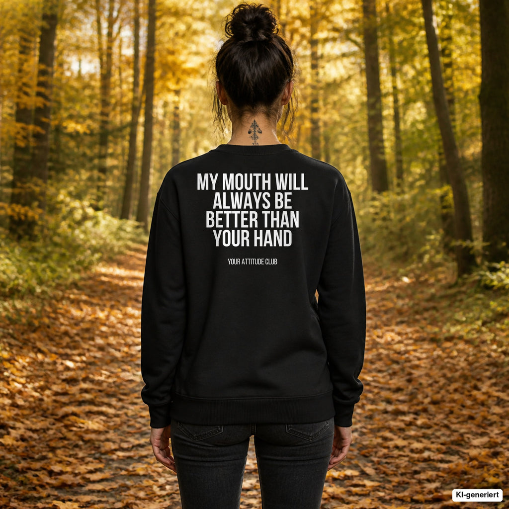 My mouth will always be better than your hand – schwarzer Pullover mit weißem Backprint, Damen beim Herbstspaziergang