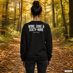 WINE, DINE & SIXTY-NINE – schwarzer Pullover mit weißem Backprint, Damen beim Herbstspaziergang