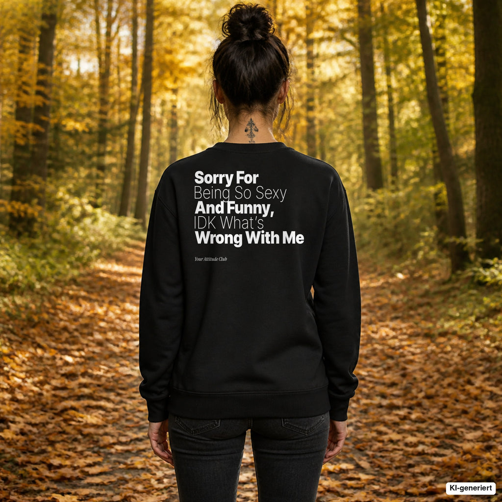 Sorry for being so sexy and funny, IDK what’s wrong with me – schwarzer Pullover mit weißem Backprint, Damen beim Herbstspaziergang