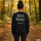 Need money – schwarzer Pullover mit weißem Backprint, Damen beim Herbstspaziergang