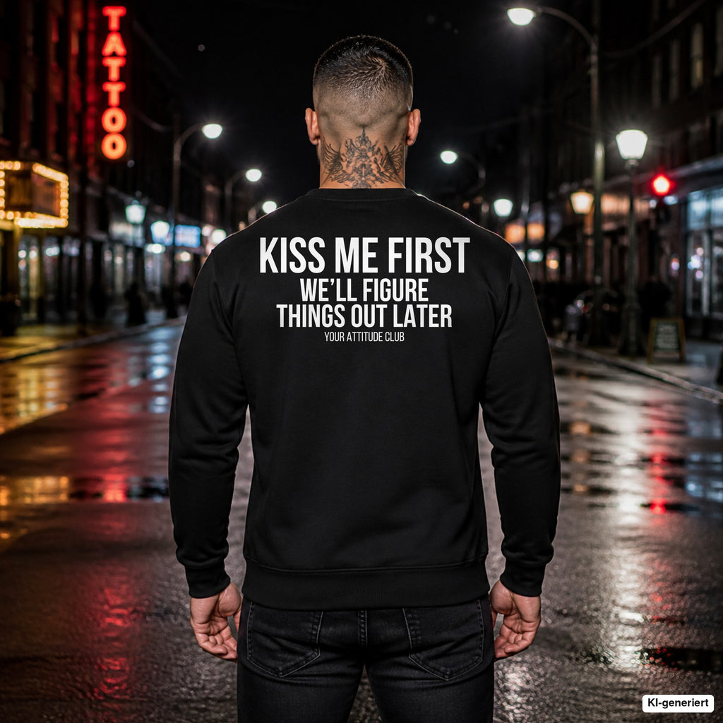 Kiss me first we’ll figure things out later – schwarzer Pullover mit weißem Backprint, Herren in der Stadt bei Nacht