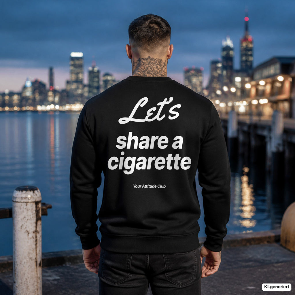 Let’s share a cigarette – schwarzer Pullover mit weißem Backprint, Herren am Hafen