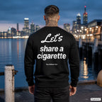 Let’s share a cigarette – schwarzer Pullover mit weißem Backprint, Herren am Hafen